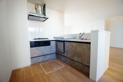 収納も、作業スペースも広々と設けられた使いやすいシステムキッチンです＾＾