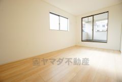 住む人のこだわりを活かす洋室。日当たりがよく、寝室としての利用もおすすめ。広めのクローゼットには荷物をすっきり片付けられ、ゆとりのある暮らしが出来ます＾