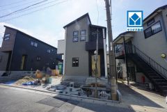 現地（2026年6月11日）撮影。2号棟。ゆとりある4ＬＤＫ＾＾折上天井で開放的な空間＾＾充実したパントリー、ウォークインクローゼットの収納スペースを確保＾＾