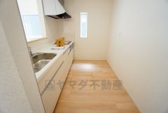 対面式カウンターキッチンからはお子様の様子が見守れます。ダイニングへの配膳や調理の時便利なカウンター付き。