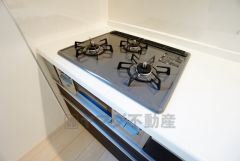 複数の調理を一度に行うことができる3口コンロ。効率よくお料理が出来ます。毎日のお料理も楽しくなりますね＾＾