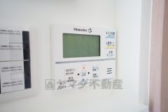 キッチン横からお湯張り、追い炊き、足し湯がボタン一つで楽々操作できる給湯機リモコンです。忙しい夕飯準備の時間帯に重宝しますね。