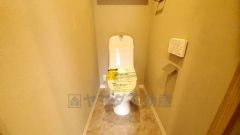 壁リモコンタイプのウォシュレット付き。すっきりした見た目で、トイレ奥の掃除もしやすいです。