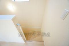 小さなお子様やご高齢の方でも安心できる、手すり付き階段。段差も低めで設定されており、安全性にも優れています。