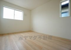 同仕様写真。2面採光を確保した明るい室内は、風通しも良く、大変居心地の良い空間となっております。爽やかな風を感じて起きる朝は、快適生活の始まりに。