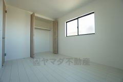 暖かい日差しが差し込む洋室。たっぷり収納できるクローゼット付きでお部屋の中をすっきりと快適に保てます。