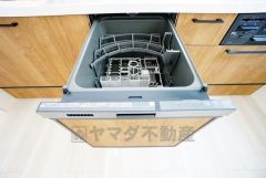 食事の後の手間を解消する食器洗い乾燥機付。冬場の洗い物で手荒れの悩みもなくなります。手洗いよりも節約できて便利。