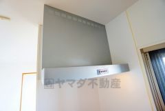 お手入れが簡単なスリム型レンジフードです。調理により発生する油煙や臭いを吸い込み、屋外へ排気してくれます。