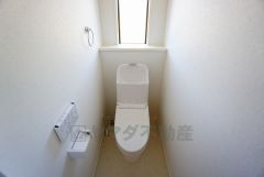 同仕様写真。節水・静音設計でエネルギーを効率よく使用し省エネ。汚れをガードする構造でサッと一拭き、お手入れが簡単。