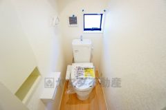 温水、暖房、ウォシュレット付の高機能トイレです。もちろん各階にトイレがあるので、忙しい朝の混雑を避けることが出来ます。