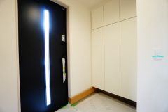 白を基調とした明るい玄関です。大容量のシューズボックスは家族全員の増えがちな靴や物をすっきり収納できます。
