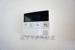 キッチン横からお湯張り、追い炊き、足し湯がボタン一つで楽々操作できる給湯機リモコンです。忙しい夕飯準備の時間帯に重宝しますね。