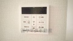 キッチン横からお湯張り、追い炊き、足し湯がボタン一つで楽々操作できる給湯機リモコンです。忙しい夕飯準備の時間帯に重宝しますね。