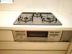 複数の調理を一度に行うことができる3口コンロ。効率よくお料理が出来ます。毎日のお料理も楽しくなりますね＾＾
