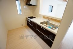 同仕様写真。リビングにいるお子様を見守りながらお料理ができる対面キッチン。カウンタートップの汚れもサッと拭き取ることができ、お掃除ラクラク＾＾