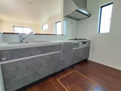 大きな窓のあるリビングは、陽光あふれる明るい空間です。居心地良く、ご家族皆がゆったり寛げる憩いの空間となりそうです。