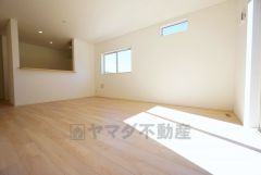 同仕様写真。家族が集まる開放的なリビング。思い思いの時間を過ごしたり、家族みんなで食事をしたり、素敵な団らんの場になりますね＾＾