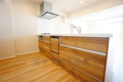 対面式カウンターキッチンからはお子様の様子が見守れます。ダイニングへの配膳や調理の時便利なカウンター付き。