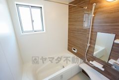 同仕様写真。足を伸ばせる浴槽で毎日の疲れを癒してください。