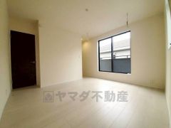 寛ぎの時間を紡ぎだす主寝室は、大型ベッドを置いても余裕の広さを確保しています。