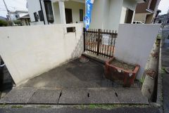 子どもやペットの飛び出しを防ぐ門扉付き。