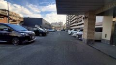 敷地内駐車場月額6500～15000円。詳細についてはお問い合わせください＾＾