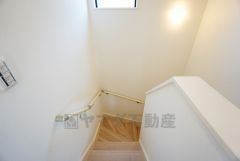 同仕様写真。小さなお子様やご高齢の方でも安心できる、手すり付き階段。段差も低めで設定されており、安全性にも優れています。