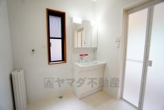 三面鏡つき洗面台。鏡裏にたっぷりとした収納スペースがあります。鏡を閉めてしまえば小物は見えないため、スッキリとした印象の洗面台にできます。