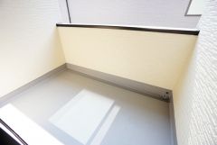 陽当たりの良いバルコニーです。お洗濯やお布団干しはもちろん、日光浴スペースにも。足元は防水工事施工済です。