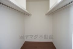 同仕様写真。季節物の衣類もスッキリ収納できるウォークインクローゼット。クローゼット内で洋服のコーディネートから着替えまで中で出来るので、部屋が散らかりにくいです。