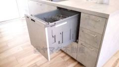 食後の時間にゆとりを与えてくれる食器洗い乾燥機。操作ボタンも上面にあるので、腰をかがめずに操作が楽々。