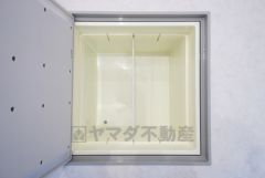 キッチンにある床下収納は、居住スペースを減らさずに買い置きの調味料や非常食などを保管することができます。