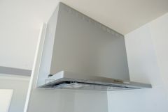 同仕様写真。コンロ上には換気扇完備＾＾調理時の蒸気や匂いが換気扇に誘導され、効率的に排煙ができます＾＾