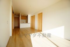 大きな窓のあるリビングは、陽光あふれる明るい空間です。居心地良く、ご家族皆がゆったり寛げる憩いの空間となりそうです。