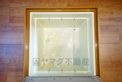 キッチンにある床下収納は、居住スペースを減らさずに買い置きの調味料や非常食などを保管することができます。