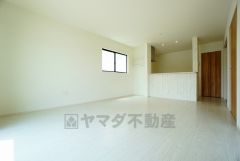 リビングは広々とした設計で、家族が集い、寛ぐ暮らしの空間を演出しています。