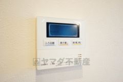 キッチン横に給湯器リモコンを設置していますので、忙しい時間帯でもスイッチ一つでお風呂の用意ができますよ＾＾