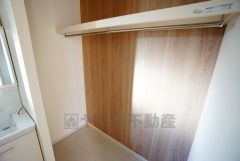 便利な洗面室収納。散らかりがちなバスタオルや清掃用品、化粧品や予備のシャンプー等もきれいに整頓できますね。