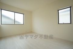 同仕様写真。2面採光を確保した明るい室内は、風通しも良く、大変居心地の良い空間となっております。日当たりがよく、子供部屋としての利用もおすすめ。