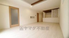 リビングは広々とした設計で、家族が集い、寛ぐ暮らしの空間を演出しています。思い思いの時間を過ごしたり、家族みんなで食事をしたり、素敵な団らんの場になりますね。