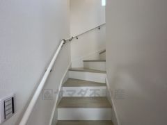 小さなお子様やご高齢の方でも安心できる、手すり付き階段。段差も低めで設定されており、安全性にも優れています。