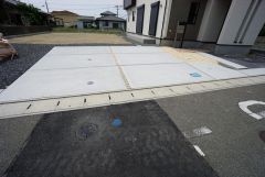 3台まで並列駐車できるので、急な来客時やお子様が成人して車を所有するようになっても安心です。