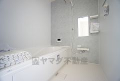 1日の疲れを癒すくつろぎのバスルーム。足を伸ばしてもゆったりと入れるサイズです。お子様と一緒にお風呂に入っても狭くないですね^^