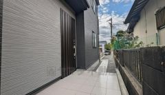 家の顔となる玄関扉がかっこいいと、たくさんの人を招き入れたくなりますね＾＾奥まって設置されており、雨にも濡れにくくなっています。