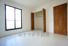 同仕様写真。住む人のこだわりを活かす洋室＾＾広めのクローゼットもあり荷物もすっきり片付けられ、ゆとりのある暮らしが出来ます＾＾