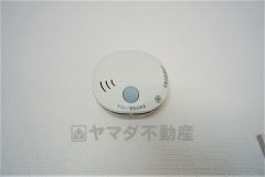 同仕様写真。火災による煙や熱を感知して、警報音やブザー等で火災の発生を知らせてくれる火災警報器。