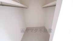 ハンガーパイプ付のクローゼットがあります。散らかりがちな洋服類もきれいに整理できますね。