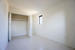 住む人のこだわりを活かす洋室。日当たりがよく、寝室としての利用もおすすめ。広めのクローゼットには荷物をすっきり片付けられ、ゆとりのある暮らしが出来ます＾＾