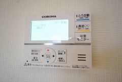 キッチン横からお湯張り、追い炊き、足し湯がボタン一つで楽々操作できる給湯機リモコンです。忙しい夕飯準備の時間帯に重宝しますね。