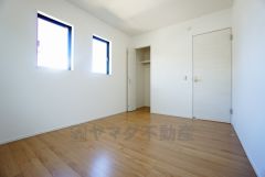 同仕様写真。暖かい日差しが差し込む洋室。たっぷり収納できるクローゼット付きでお部屋の中をすっきりと快適に保てます。